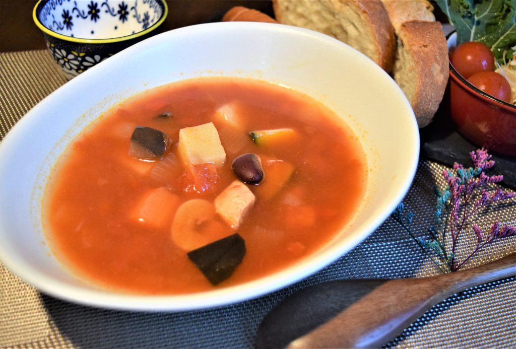 GOOUPのスープ出来上がり画像。10種類の野菜のトマトボーンブロススープ